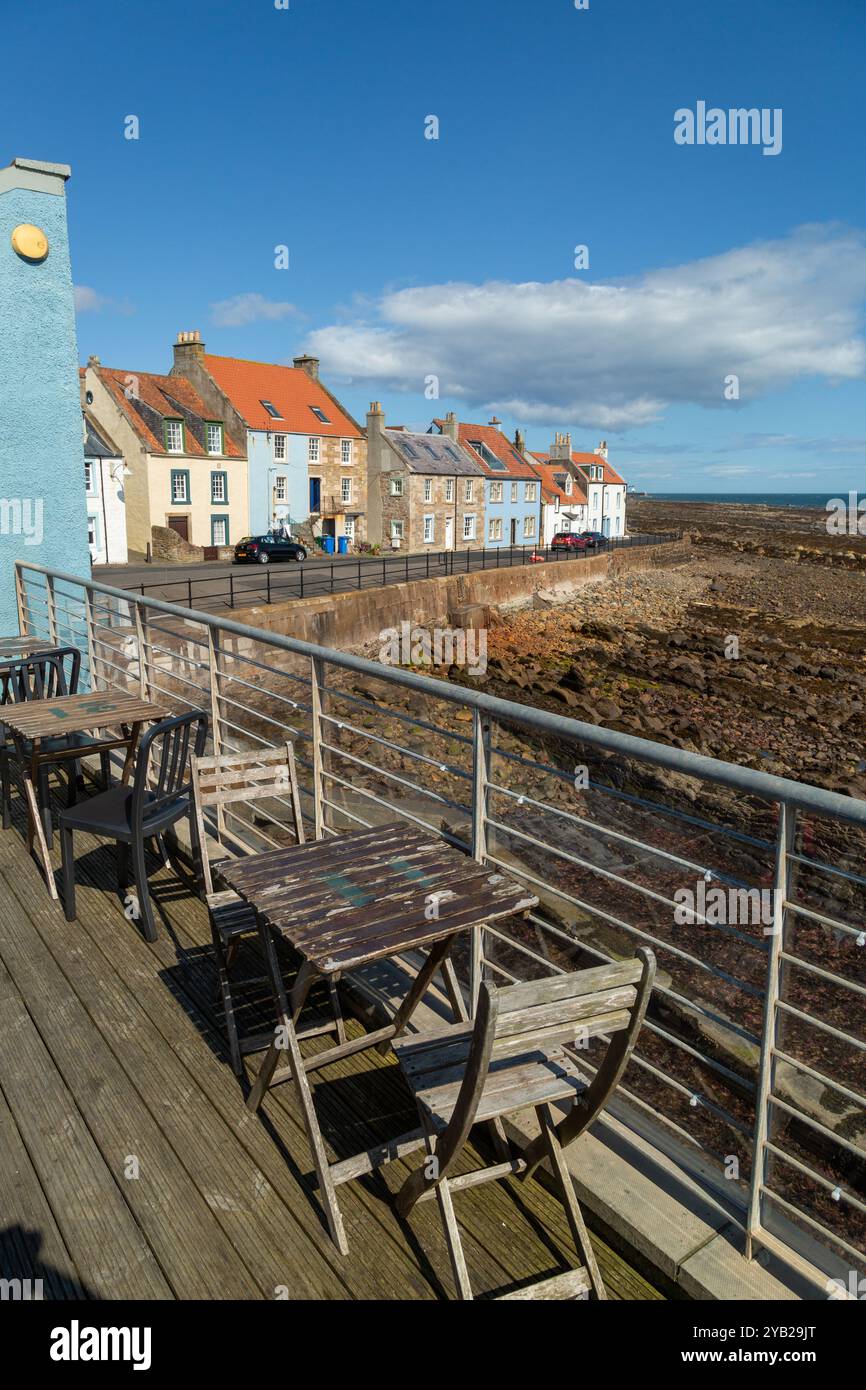 Das Außendeck am East Pier Smokehouse in St Monans, Fife, Schottland Stockfoto