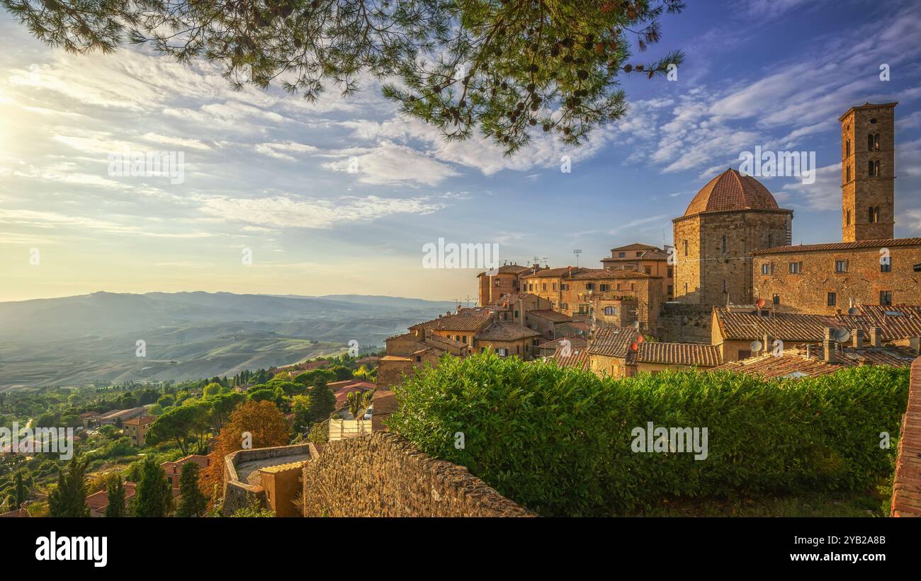 Skyline der Stadt Volterra, Kirche und Panorama bei Sonnenuntergang. Provinz Pisa, Toskana, Italien Stockfoto