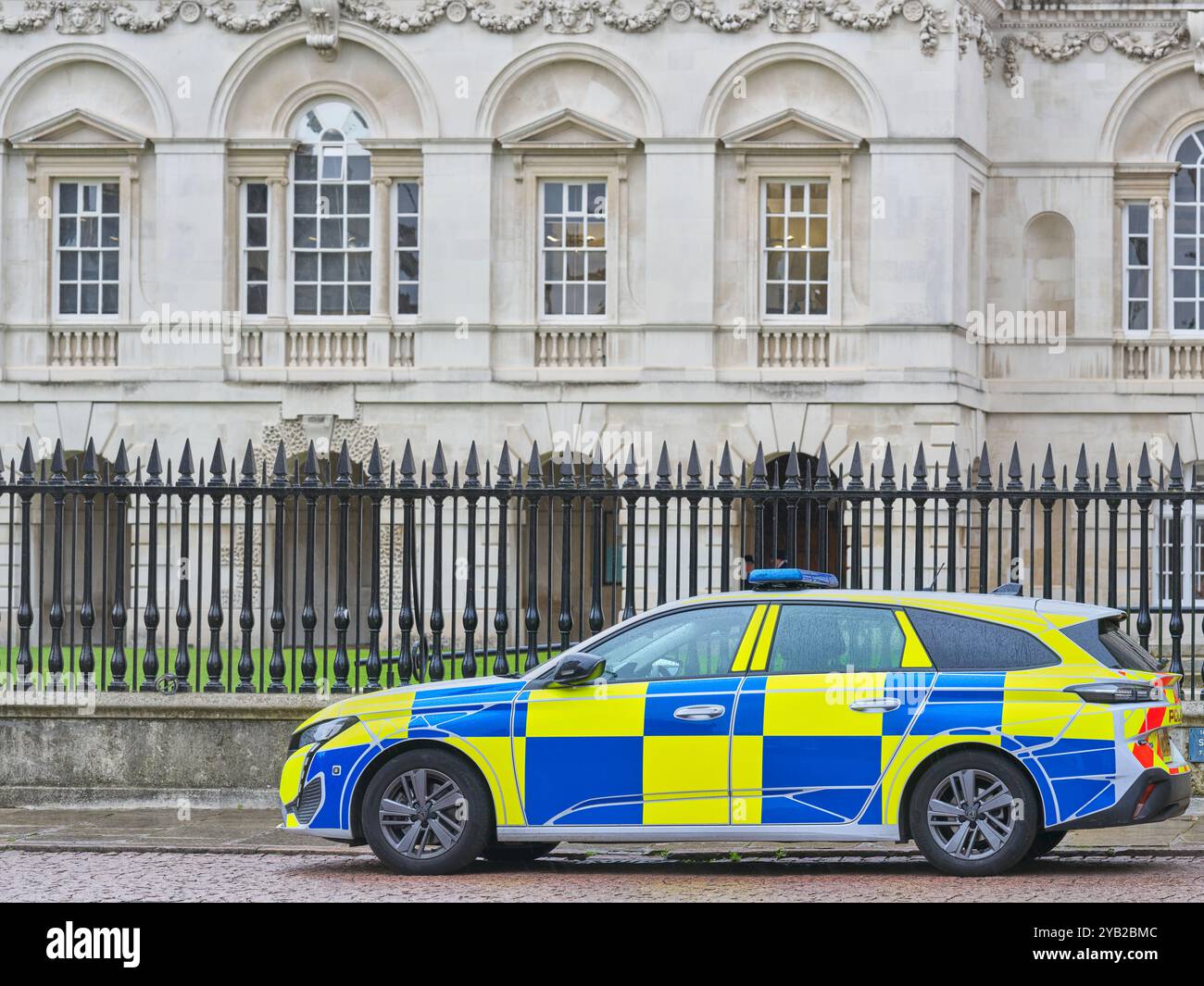 Polizeiauto parkte vor dem Senate House, University of Cambridge, England. Stockfoto
