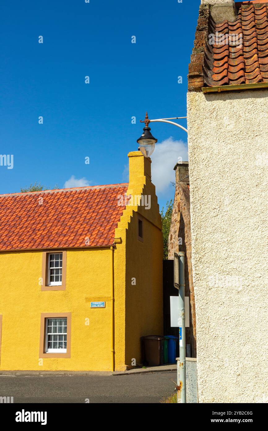 Hellgelbes Haus mit Pfannen-Fliesen in St Monans, Fife, Schottland Stockfoto