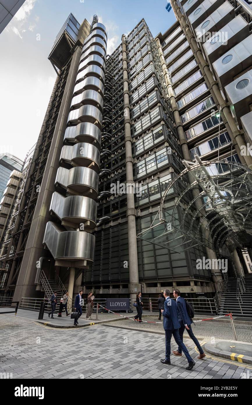 London, Großbritannien. 16. Oktober 2024. Blick auf das Lloyds Building in der City of London. Michael Mainelli, Oberbürgermeister der City of London und zeremonieller Leiter des Londoner Finanzzentrums City, sagte in einem Presseinterview, dass der Austritt Großbritanniens aus der Europäischen Union das Londoner Finanzzentrum etwa 40.000 Arbeitsplätze kostete und dass der Brexit eine Katastrophe war. Quelle: Stephen Chung / Alamy Live News Stockfoto