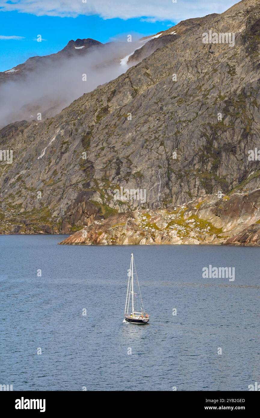 Prince Christian Sound, Grönland - 29. August 2024: Kleine Yacht, die einen der Fjorde im Prince Christian Sound in Südgrönland hinaufsegelt Stockfoto