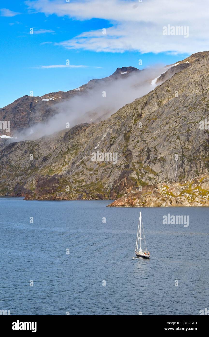 Prince Christian Sound, Grönland - 29. August 2024: Kleine Yacht, die einen der Fjorde im Prince Christian Sound in Südgrönland hinaufsegelt Stockfoto
