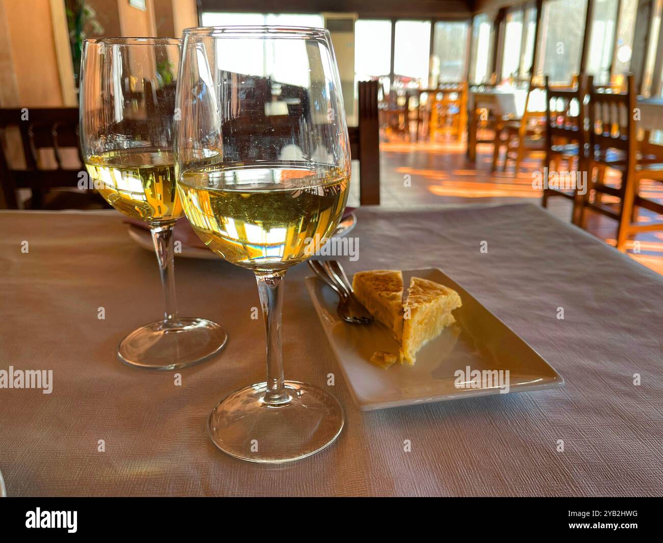 Zwei Gläser Weißwein mit Tapa in einer Bar. Spanien. - Smartphone-aufgenommenes Stockfoto