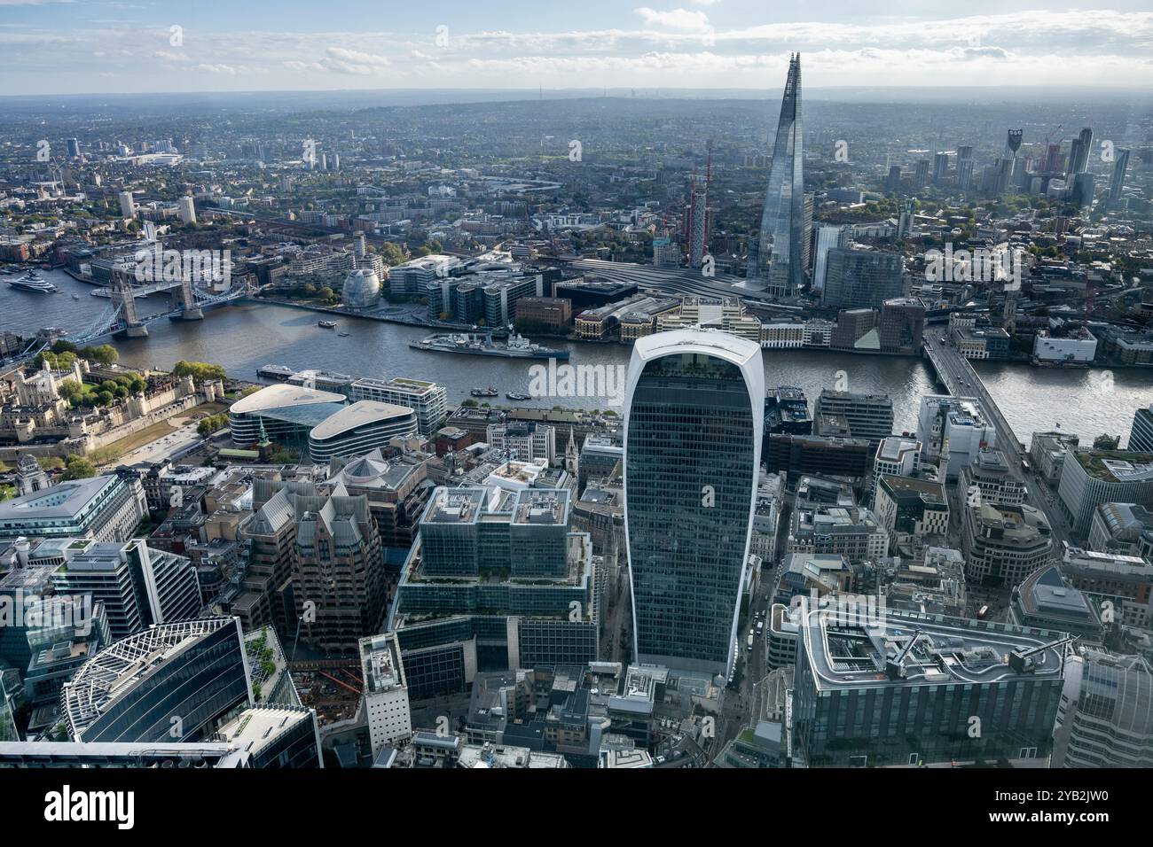 London, Großbritannien. 16. Oktober 2024. Blick auf das Walkie Talkie Building und den Shard von Horizon 22, der öffentlichen Aussichtsgalerie am 22 Bishopsgate, eines der höchsten Gebäude der City of London. Michael Mainelli, Oberbürgermeister der City of London und zeremonieller Leiter des Londoner Finanzzentrums City, sagte in einem Presseinterview, dass der Austritt Großbritanniens aus der Europäischen Union das Londoner Finanzzentrum etwa 40.000 Arbeitsplätze kostete und dass der Brexit eine Katastrophe war. Quelle: Stephen Chung / Alamy Live News Stockfoto