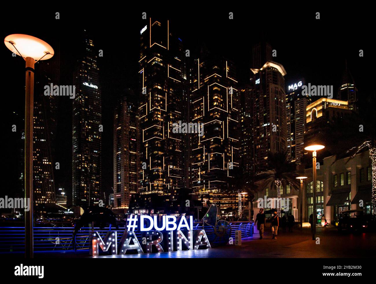 Dubai: Nachts an der Marina. - Allabendlich werden die Hochhäuser rund um das Hafenbecken der Dubai Marina aufwendig mit Lichterketten und Scheinwerfe Stockfoto