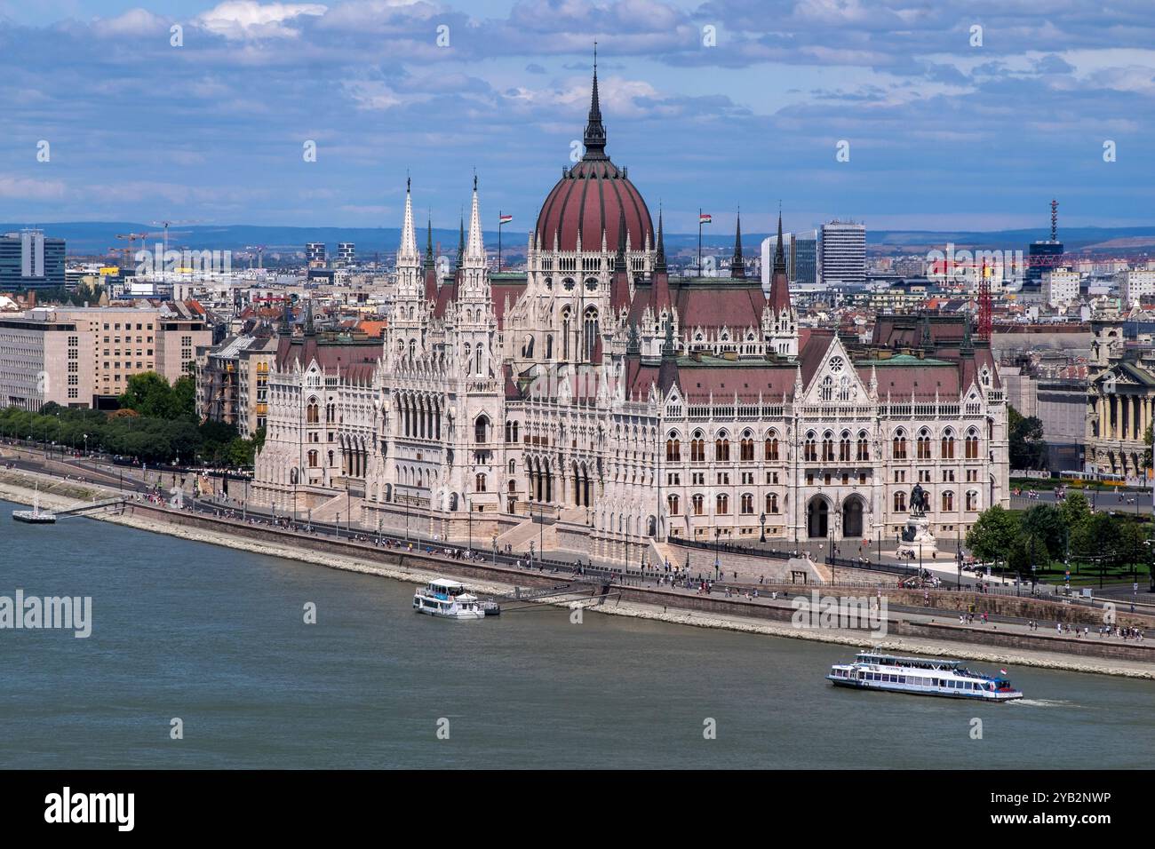 Blick aus der Vogelperspektive auf die Donau und das ungarische Parlamentsgebäude im Stadtzentrum von Budapest Stockfoto