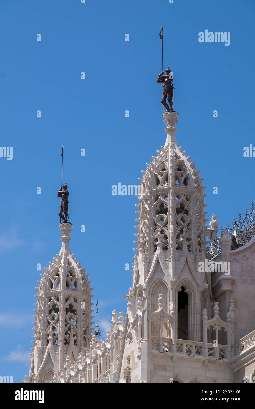 Detail der Kuppeln eines Regierungsgebäudes im historischen Zentrum von Buda, Budapest, Ungarn Stockfoto