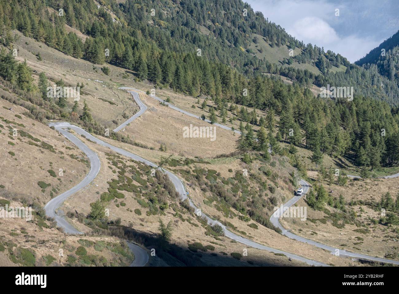 Landschaft mit kurviger Straße auf der nördlichen Seite des Passes, aufgenommen im hellen Herbstlicht vom Finestre Pass, Turin, Italien Stockfoto