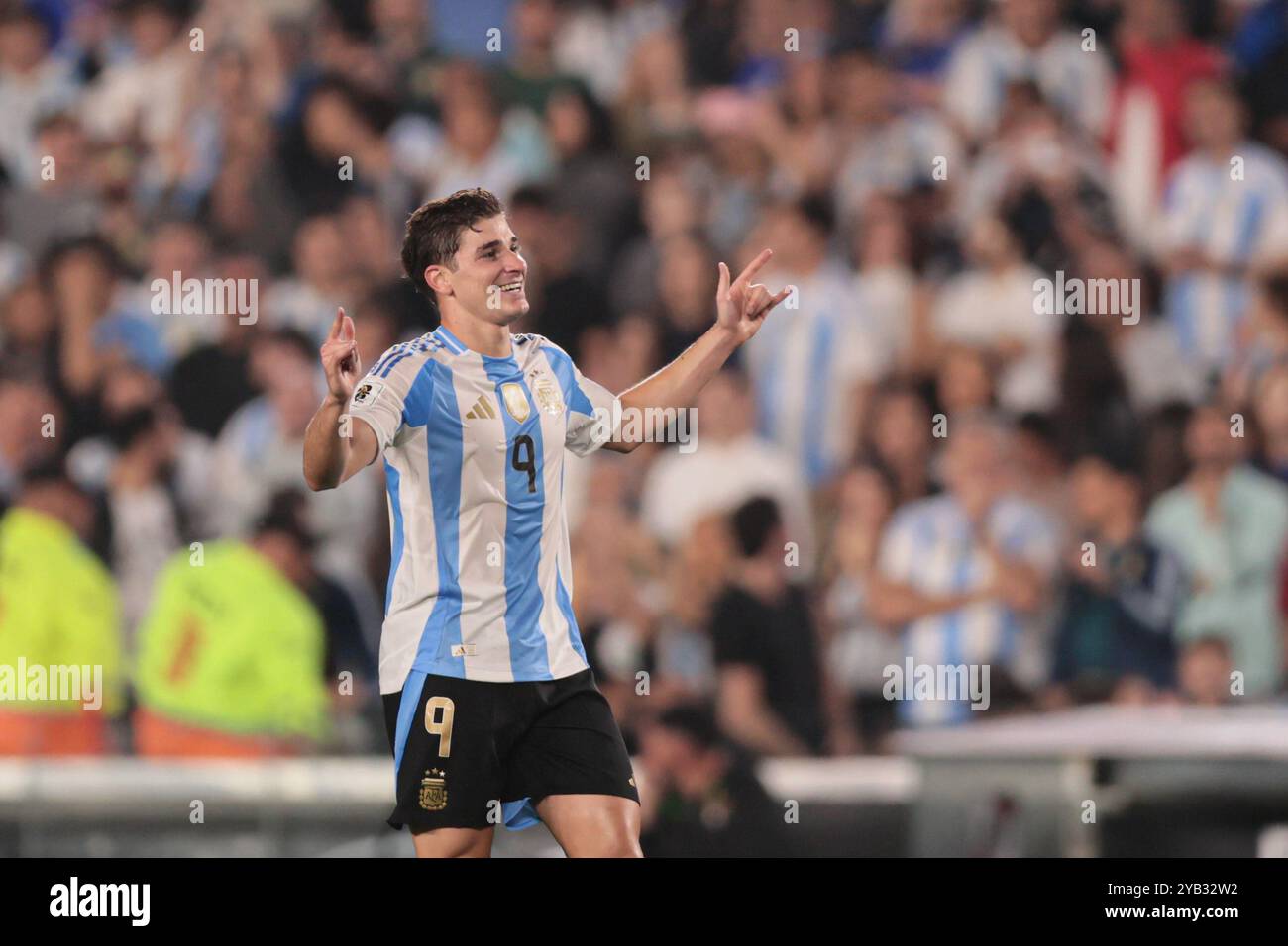 Julian Alvarez feiert sein Ziel. Die argentinische Fußballnationalmannschaft erzielte am 15. Oktober 2024 im Monumental-Stadion in Buenos Aires einen atemberaubenden 6-0-Sieg über Bolivien während der 10. Runde der Südamerika-WM-Qualifikation. Lionel Messi erzielte drei Tore und stellte zwei Assists zur Verfügung, was Argentinien zu 22 Punkten führte und sich den Platz an der Spitze der Tabelle sicherte. Tore von Lautaro Martínez, Julián Álvarez und Thiago Almada komplettierten die dominante Leistung, die Boliviens Siegesserie von drei Spielen beendete. (Foto: UNAR Photo/SIPA USA) Stockfoto