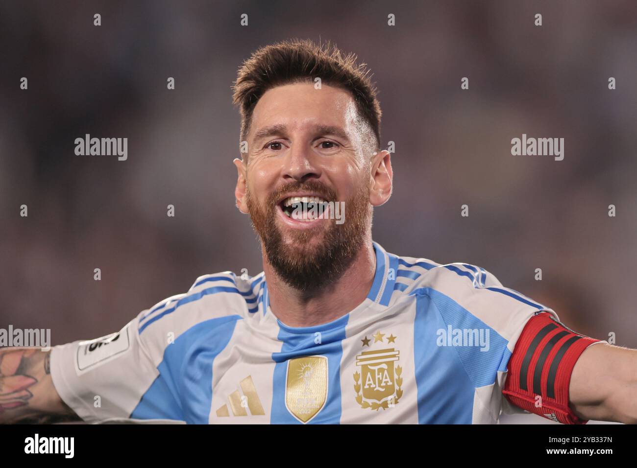 Lionel Messi feiert sein Tor gegen Bolivien. Die argentinische Fußballnationalmannschaft erzielte am 15. Oktober 2024 im Monumental-Stadion in Buenos Aires einen atemberaubenden 6-0-Sieg über Bolivien während der 10. Runde der Südamerika-WM-Qualifikation. Lionel Messi erzielte drei Tore und stellte zwei Assists zur Verfügung, was Argentinien zu 22 Punkten führte und sich den Platz an der Spitze der Tabelle sicherte. Tore von Lautaro Martínez, Julián Álvarez und Thiago Almada komplettierten die dominante Leistung, die Boliviens Siegesserie von drei Spielen beendete. (Foto: UNAR Photo/SIPA USA) Stockfoto