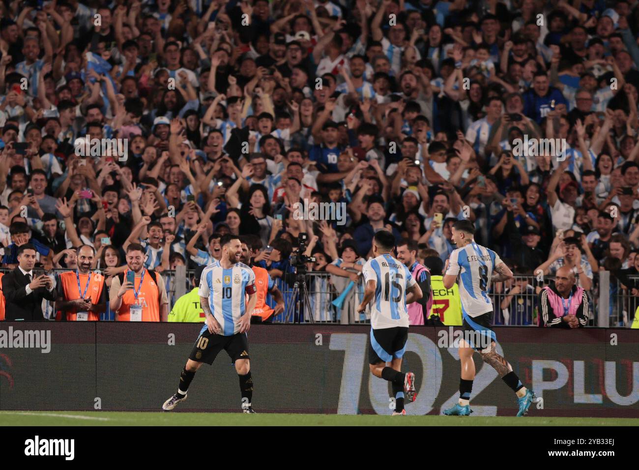 Lionel Messi (L) feiert sein Tor gegen Bolivien. Die argentinische Fußballnationalmannschaft erzielte am 15. Oktober 2024 im Monumental-Stadion in Buenos Aires einen atemberaubenden 6-0-Sieg über Bolivien während der 10. Runde der Südamerika-WM-Qualifikation. Lionel Messi erzielte drei Tore und stellte zwei Assists zur Verfügung, was Argentinien zu 22 Punkten führte und sich den Platz an der Spitze der Tabelle sicherte. Tore von Lautaro Martínez, Julián Álvarez und Thiago Almada komplettierten die dominante Leistung, die Boliviens Siegesserie von drei Spielen beendete. (Foto: UNAR Photo/SIPA USA) Stockfoto