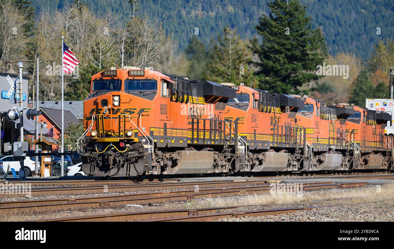 Skykomish, WA, USA - 12. Oktober 2024; mehrere orange-BNSF-Güterlokomotiven führen den Güterzug entlang der Gleise Stockfoto