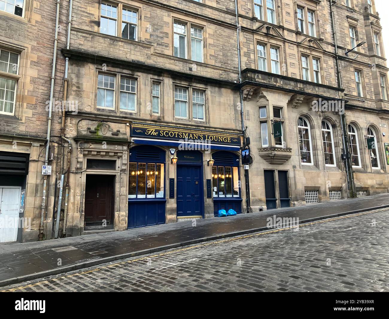 Das Scotsman's Lounge Pub in der Cockburn Street. Edinburgh, Schottland, Vereinigtes Königreich. März 2024. Stockfoto