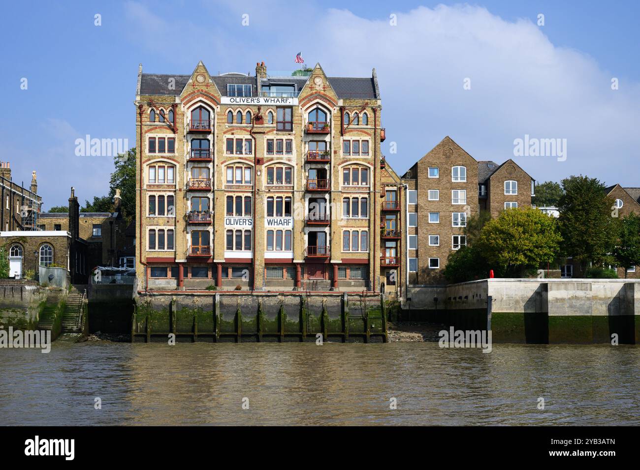 London, Großbritannien - 19. September 2024; Oliver's Wharf ist ein unter Denkmalschutz stehendes Luxusapartment-Gebäude an der Themse Stockfoto