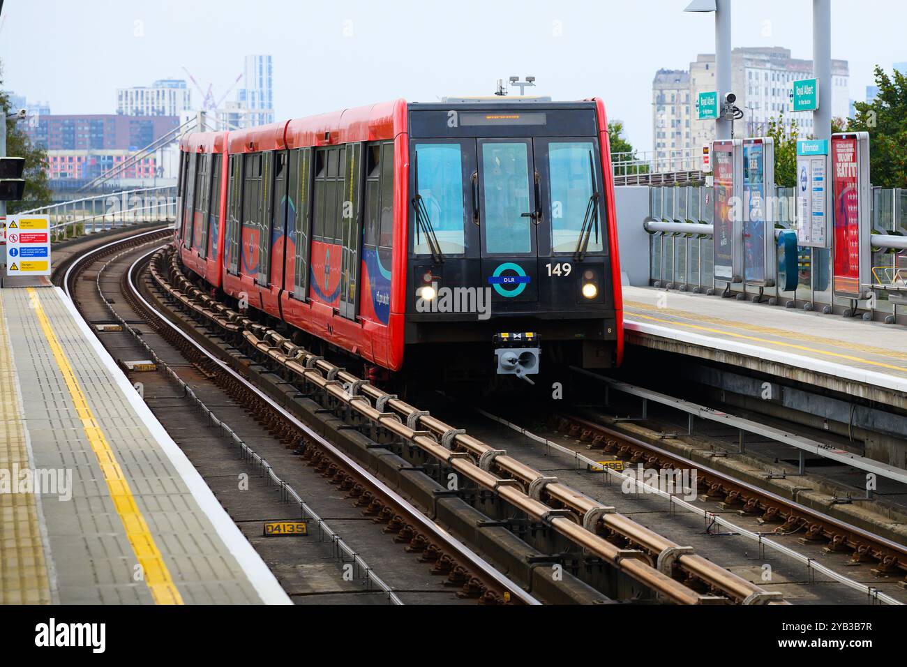 London, Großbritannien - 19. September 2024; DLR Docklands Light Rail Zug am Royal Albert Elevated Station in East London Stockfoto