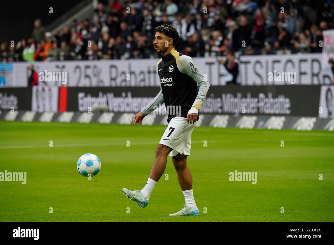 Bundesliga, 06.10.2024: Eintracht Frankfurt gegen FC Bayern München, Vorspiel-Aufwärmphase, Omar Marmoush, Deutsche Bank Park. Stockfoto