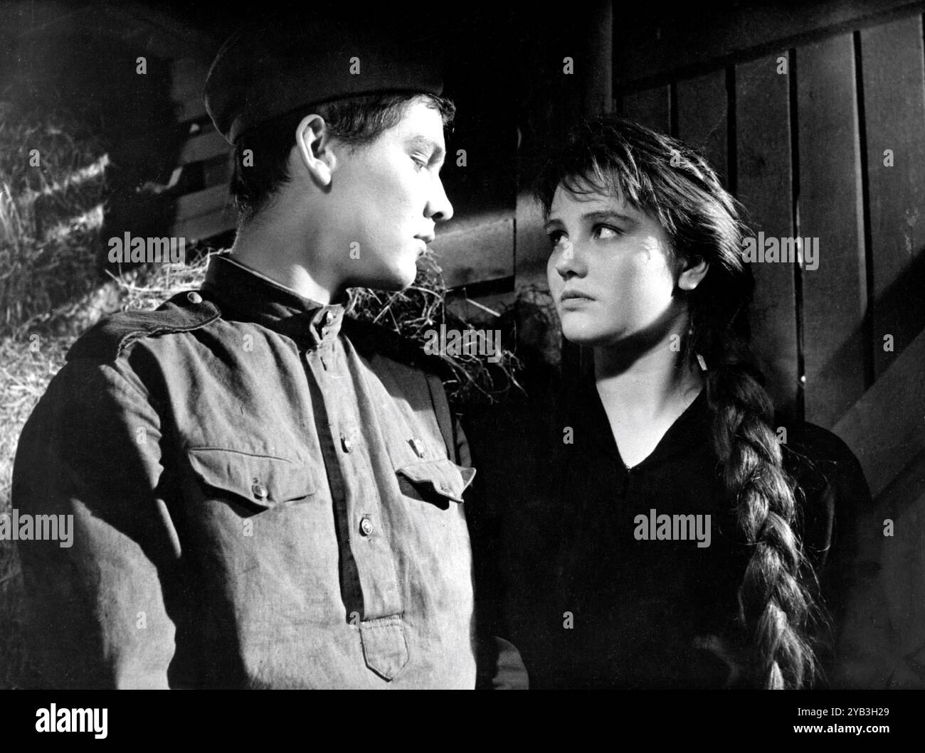 VLADIMIR IVASHOV und ZHANNA PROKHORENKO in BALLADE Eines SOLDATEN / BALLADA O SOLDATE 1959 Regisseur GRIGORIY CHUKHRAY Schriftsteller GRIGORIY Tschukhray und Valentin Yezhov Musik Michail Ziv Mosfilm Stockfoto