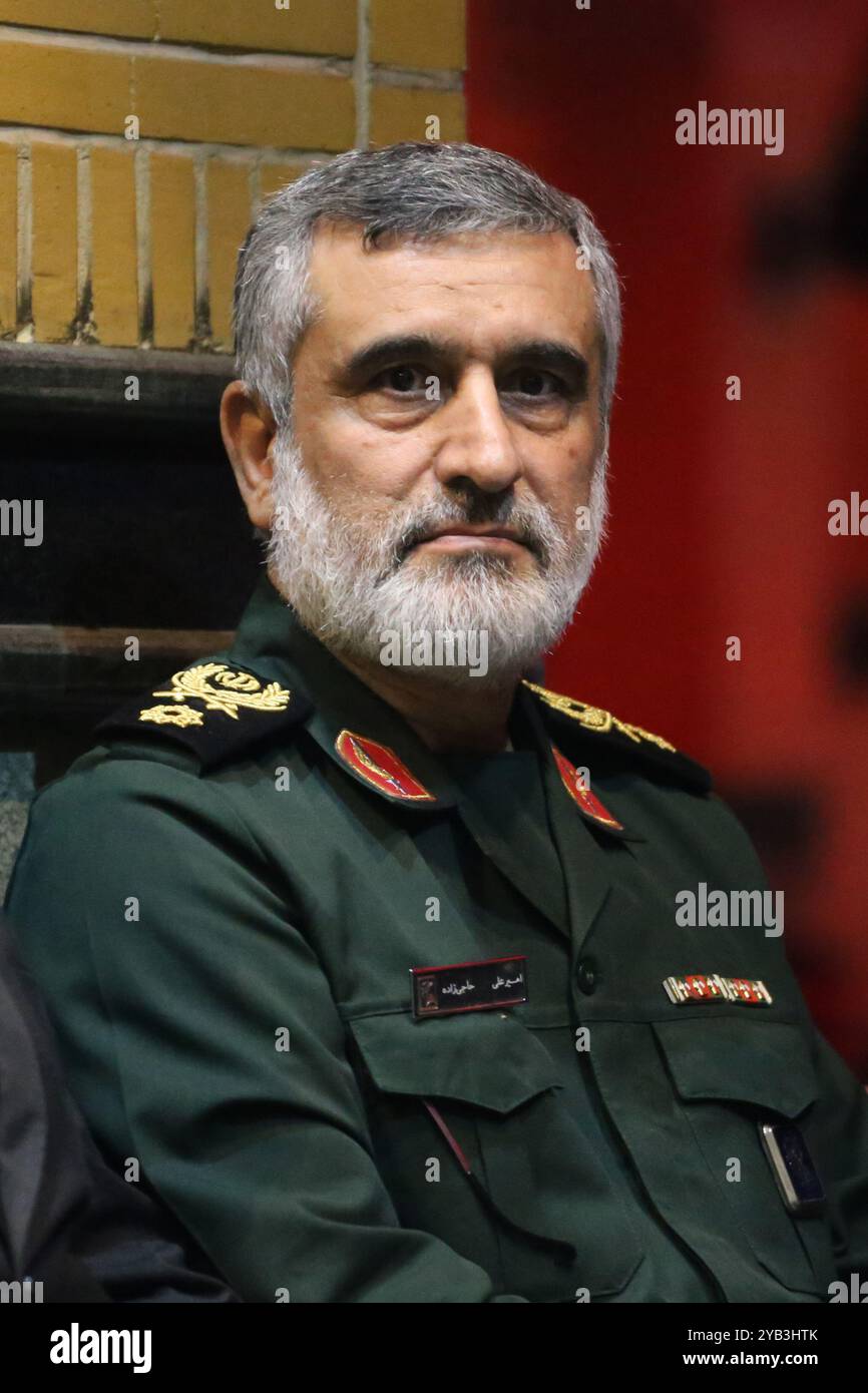 Teheran, Iran. Oktober 2024. Der Befehlshaber des Korps der Islamischen Revolutionsgarde der Luft- und Raumfahrtkräfte Brigadegeneral AMIR ALI HAJIZADEH nimmt an der Beerdigungszeremonie des Generals Abbas Nilforushan Teil, der Ende September bei einem israelischen Luftangriff in Beirut in Teheran getötet wurde. Hajizadeh spielt eine zentrale Rolle bei der Entwicklung der iranischen Raketen. Er leitete 2024 Raketenoperationen gegen Israel und betonte die Unterstützung des Iran für regionale Verbündete wie die Hisbollah und palästinensische Gruppen. In Anerkennung seiner Bemühungen erhielt er 2024 den Orden von Fath. (Bild: © Rouzbeh Fouladi/ Stockfoto