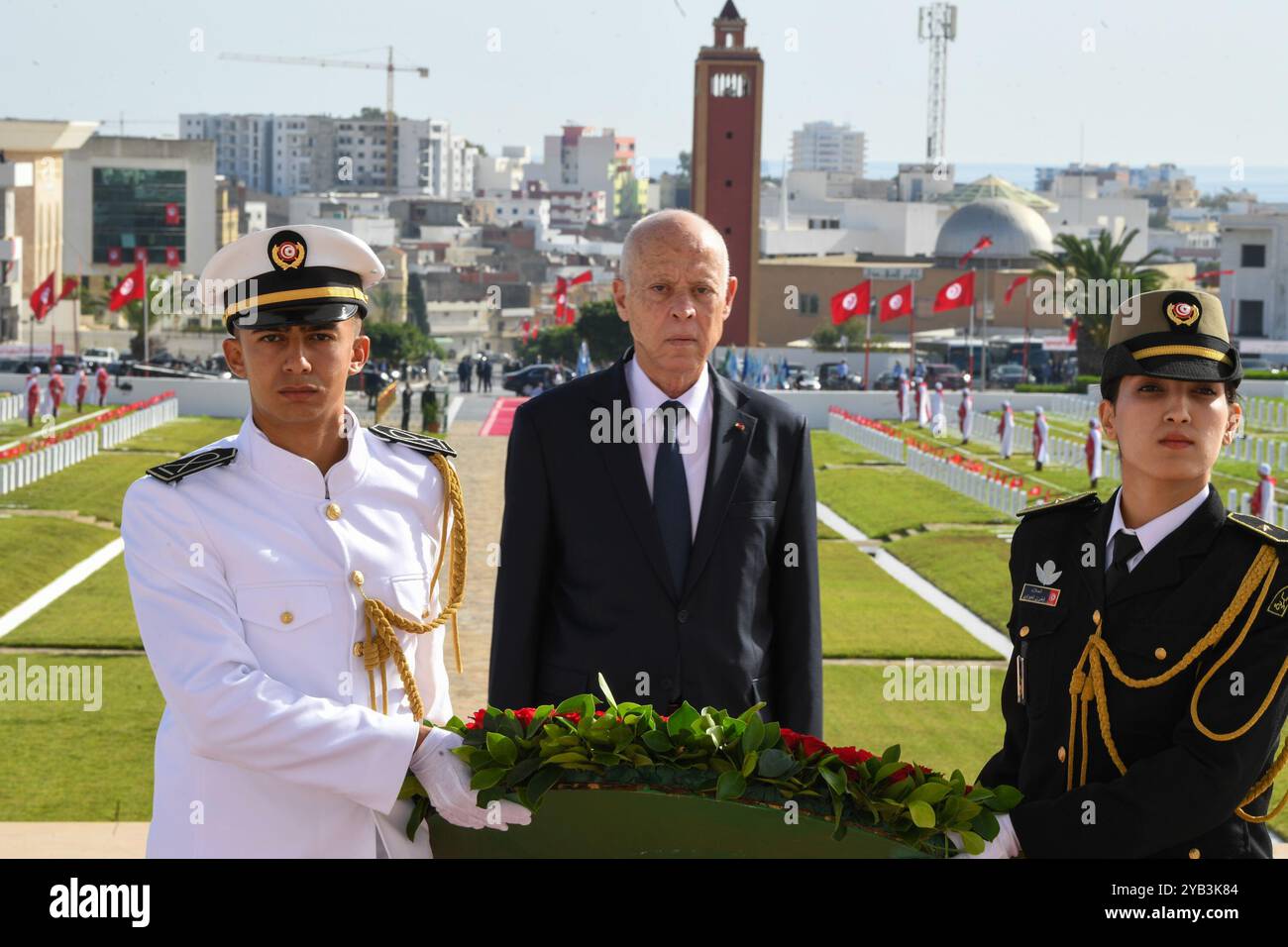 Bizerte, Tunesien. Oktober 2024. Der Präsident der Republik, KaÃ¯s SaÃ¯Ed, leitete die offizielle Zeremonie in Bizerte zum 61. Jahrestag des Evakuierungstages. Bei seiner Ankunft begrüßte das Staatsoberhaupt die Flagge zum Klang der Nationalhymne, bevor es eine Abordnung der drei Wappen überprüfte, die ihm Ehren verliehen hatten. Er ging dann zum Märtyrerplatz, wo er einen Kranz am Fuße des Märtyrerdenkmals legte und die Fatiha zu ihrem Gedenken rezitierte. Bei dieser Gelegenheit traf sich der Staatschef mit Veteranen und Führungskräften der militärischen Institution. (Kreditbild: © Ch Stockfoto