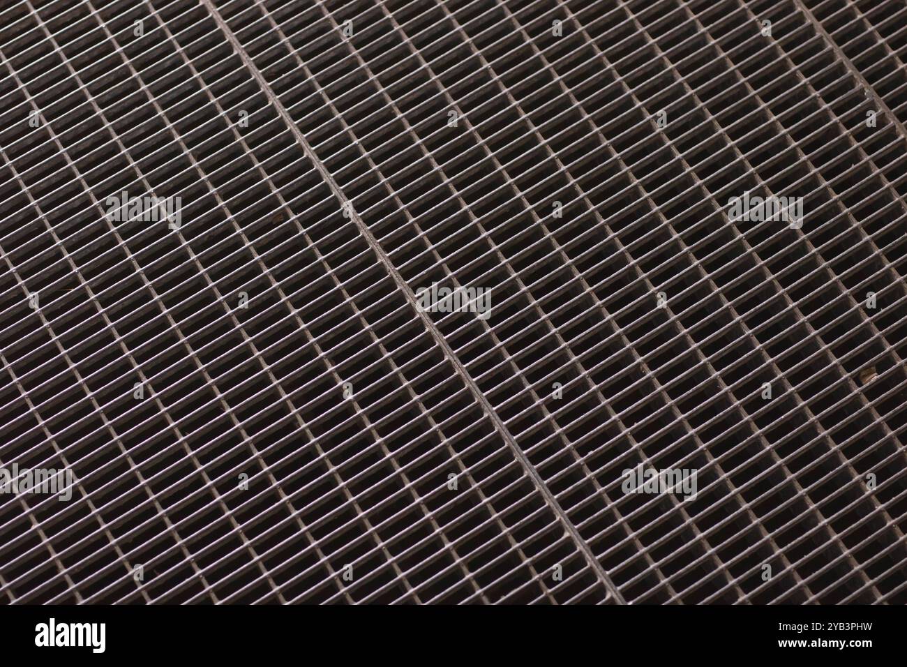 Dieses Bild zeigt eine Nahaufnahme eines detaillierten Metallgitters mit einem markanten Rastermuster, das optisch auffällig und komplex ist Stockfoto
