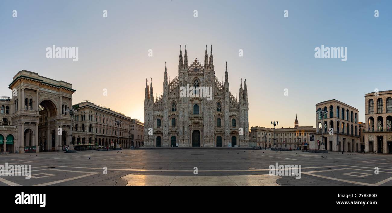 Ein Bild von der Piazza del Duomo bei Sonnenaufgang, mit dem Duomo di Mailand oder der Mailänder Kathedrale in der Mitte, der Galleria Vittorio Emanuele II auf der linken Seite Stockfoto