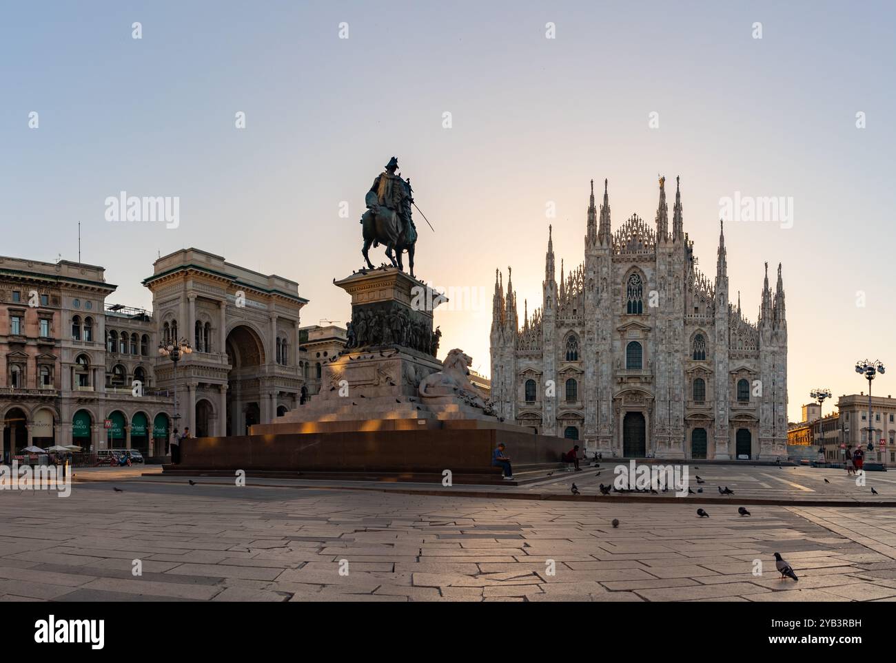 Ein Bild der Piazza del Duomo bei Sonnenaufgang, mit dem Duomo di Mailand oder der Mailänder Kathedrale auf der rechten Seite, der Galleria Vittorio Emanuele II auf der linken Seite, Stockfoto