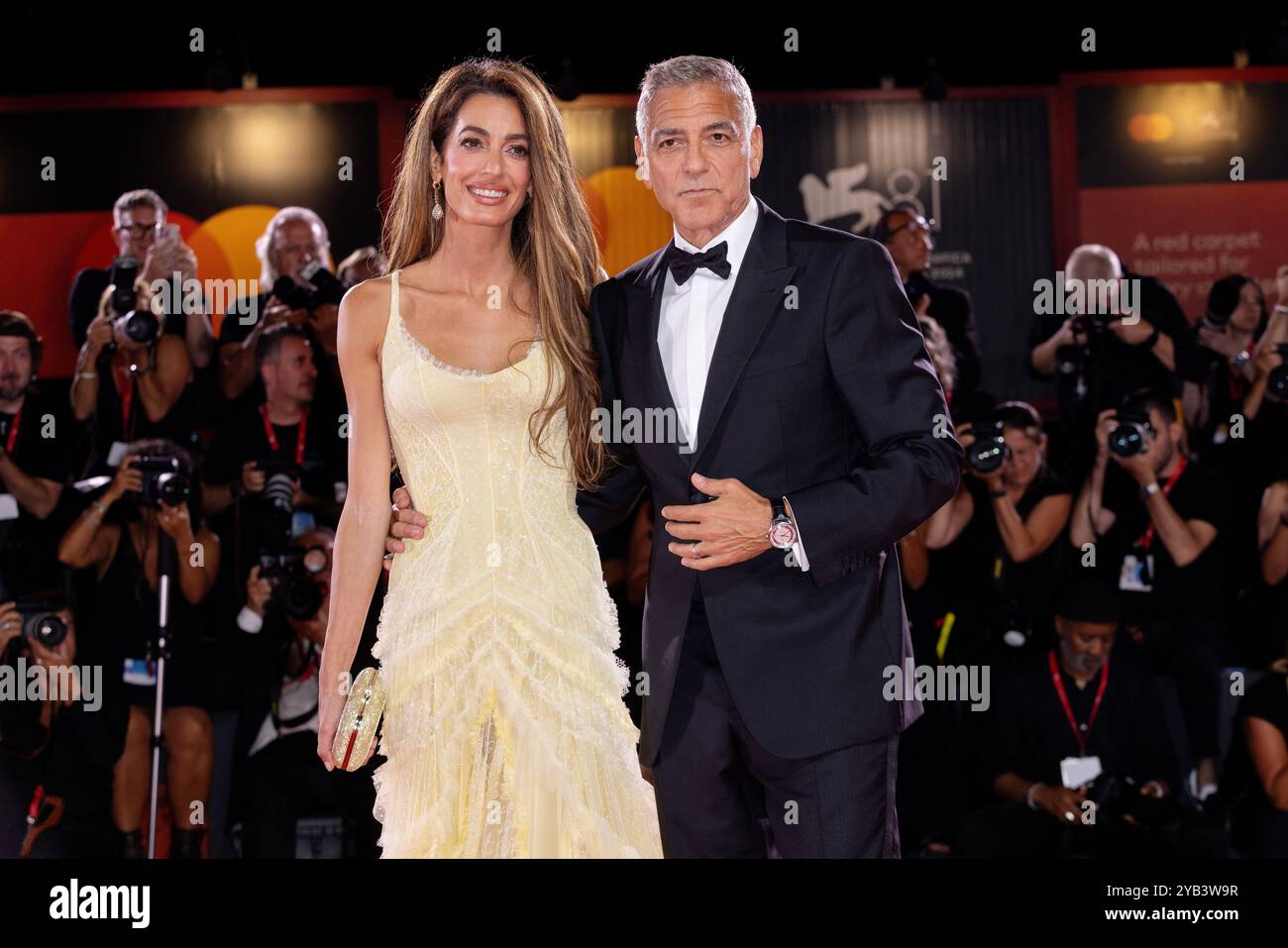 VENEDIG, ITALIEN - 1. SEPTEMBER: Amal Ramzi Alamuddin Clooney und George Clooney nehmen an der Premiere des Films „Wolfs“ während der Venice International Teil Stockfoto