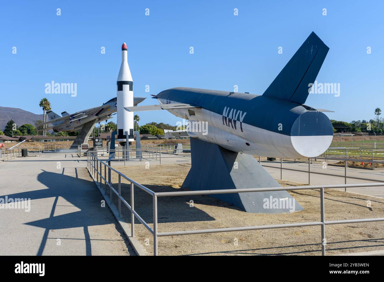 Militärausstellung der US Navy SSM-N-9 Regulus II und Polaris Raketen neben einem F-14 Tomcat Kampfflugzeug im Point Mugu Missile Park in Kalifornien, Stockfoto