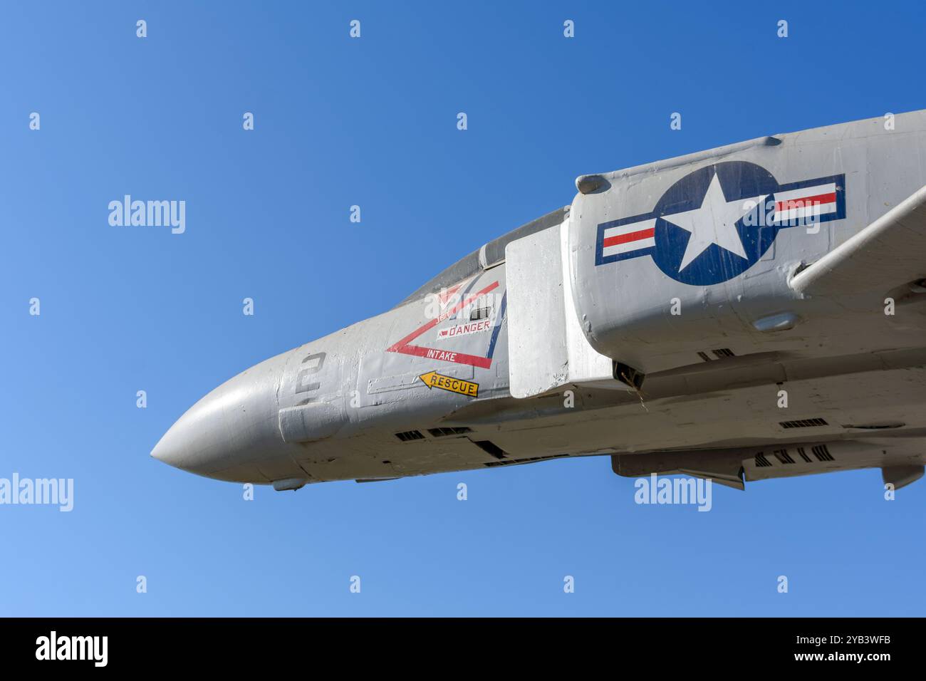 Nahaufnahme der Nase und des Einlasses eines F-4 Phantom II-Flugzeugjets der US Navy mit US-Roundel - Kalifornien, USA - 26. August 2024 Stockfoto