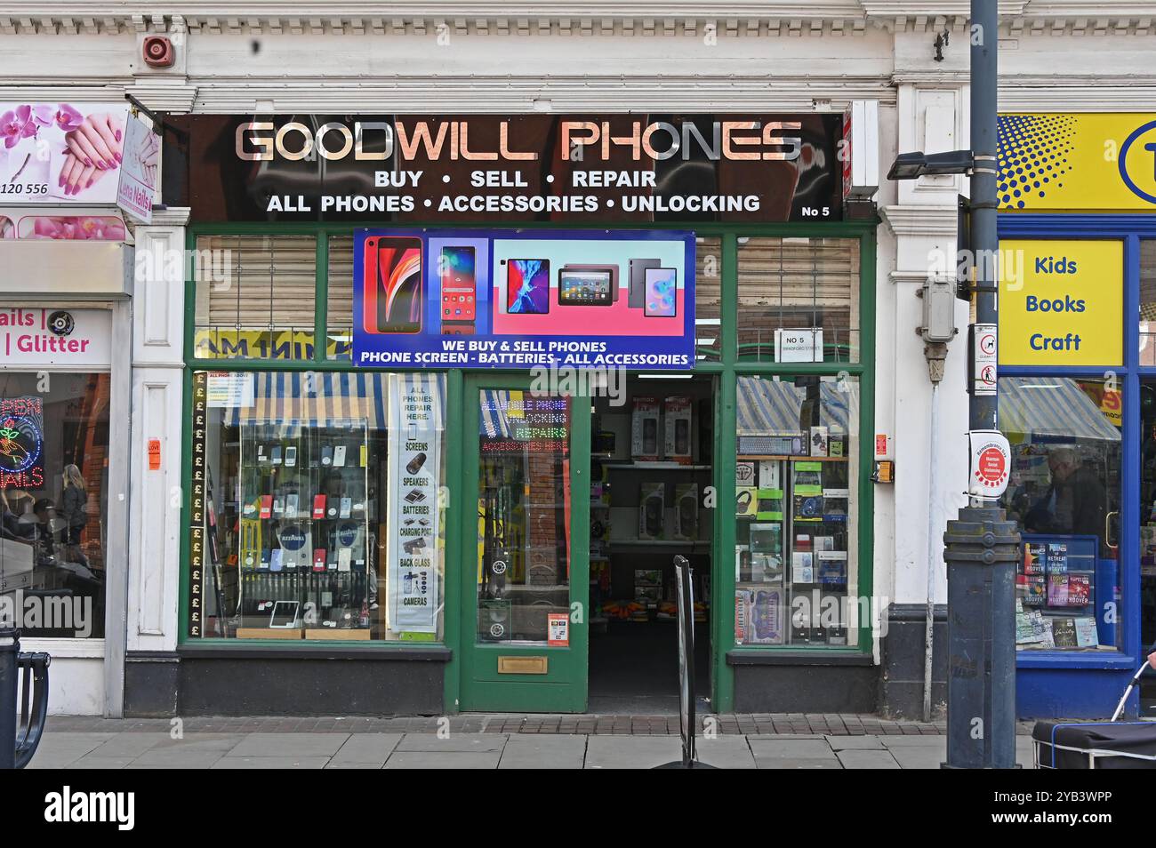Ladenfront, Goodwill-Telefone, Bradford Street, Walsall, West Midlands, England, Vereinigtes Königreich, Europa. Stockfoto