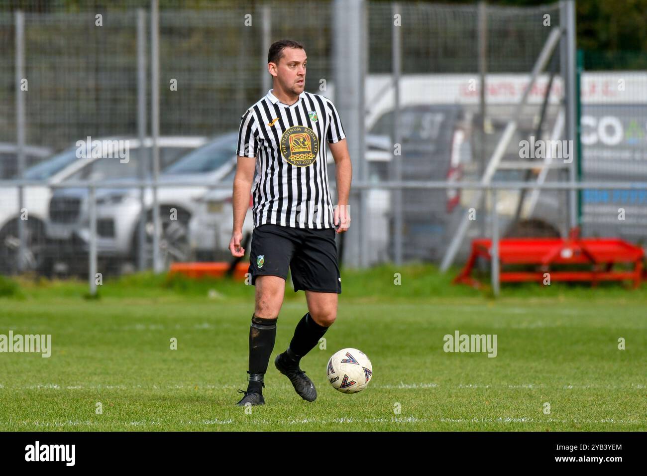 Pontardawe, Wales. 5. Oktober 2024. Christian Evans, Spieler-Manager von Pontardawe Town, war am 5. Oktober 2024 beim Spiel der FAW Amateur Trophy Round 2 zwischen Pontardawe Town und Giants Grave im Parc Ynysderw in Pontardawe, Wales, Großbritannien. Quelle: Duncan Thomas/Majestic Media. Stockfoto