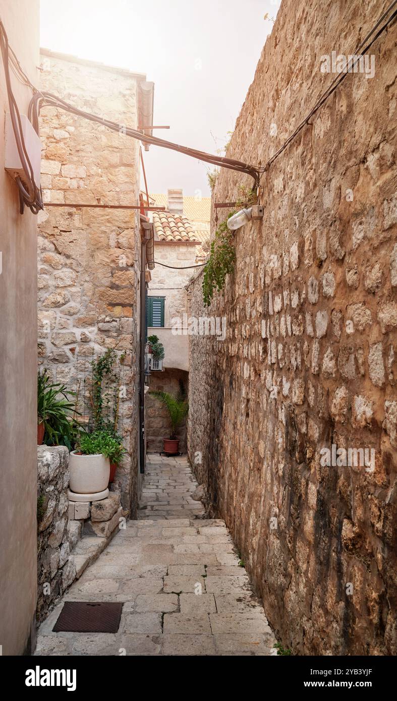 Eine enge Straße in der Altstadt von Dubrovnik, Kroatien. Stockfoto