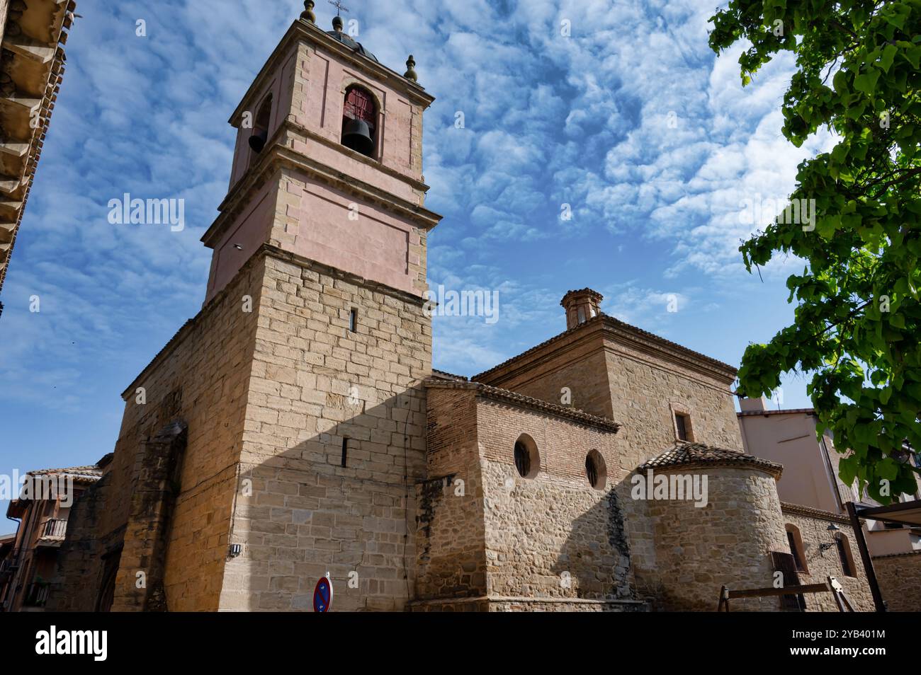 Puente La Reina, Spanien – 22. Mai 2024: Turm der Kirche St. Peter des Apostels im Dorf Puente La Reina Stockfoto