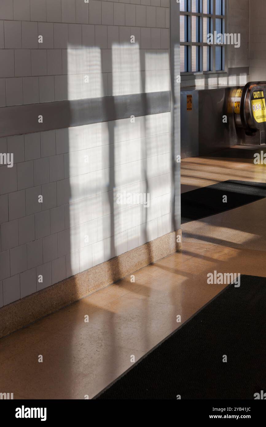 Licht und Schatten in einem Flur am Bahnhof Baltimore. Stockfoto
