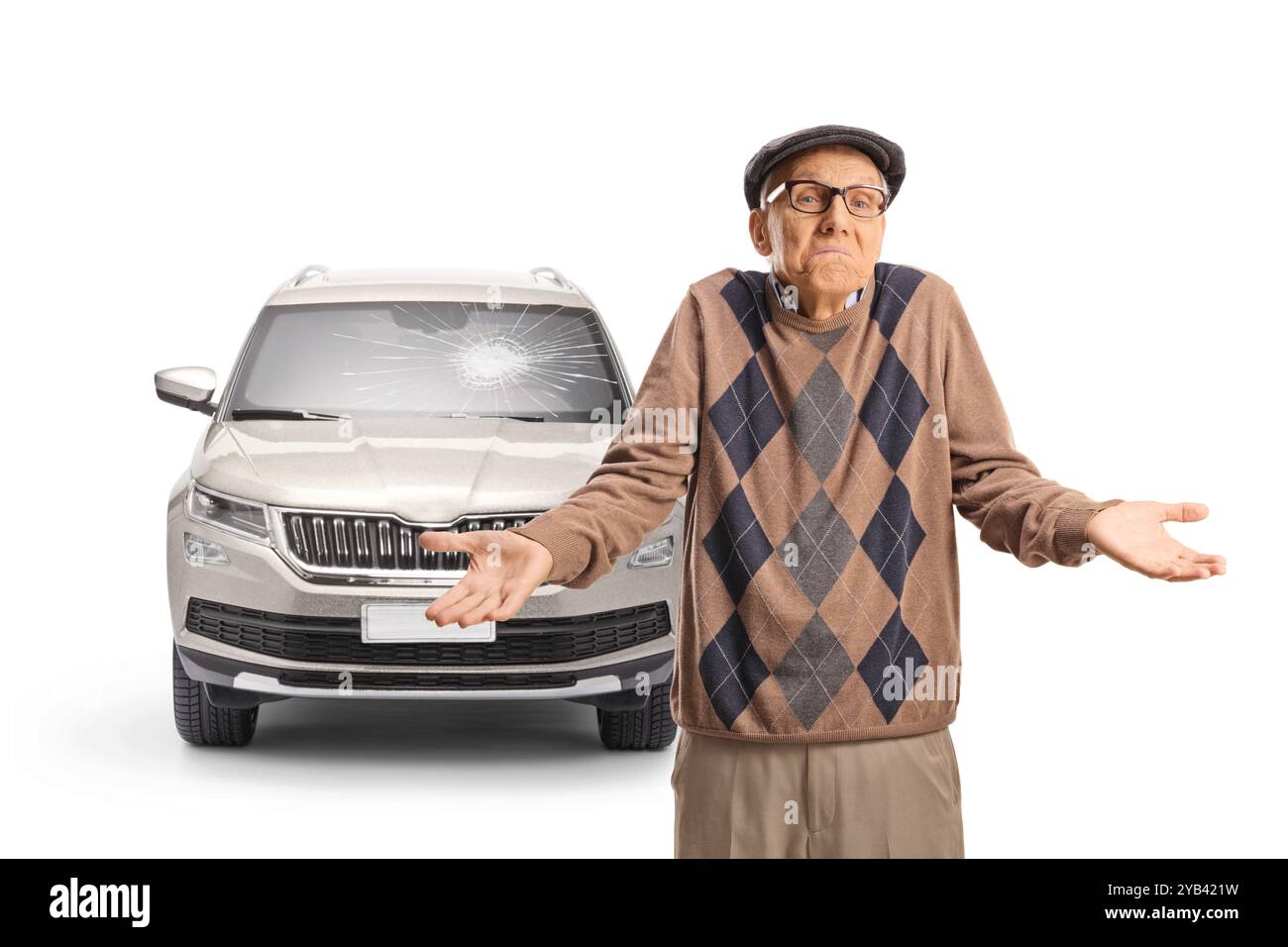 Verwirrter älterer Mann vor einem Auto mit kaputter Windschutzscheibe isoliert auf weißem Hintergrund Stockfoto