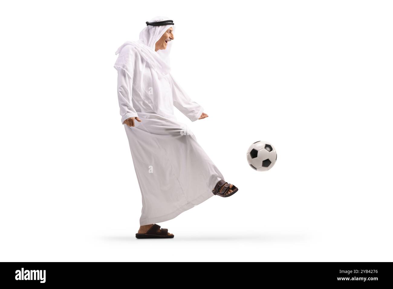 Ein arabischer Mann tritt einen Fußball isoliert auf weißem Hintergrund Stockfoto