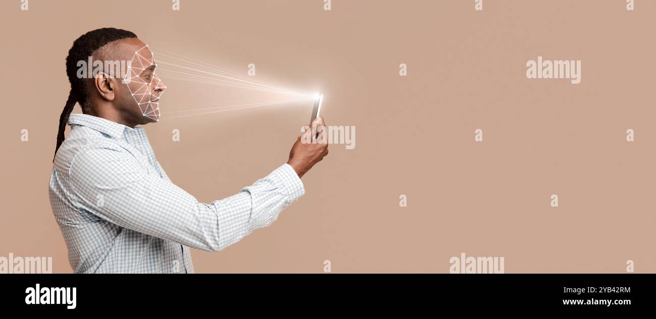 Reifer afrikaner scannt sein Gesicht mit mobiler App Stockfoto