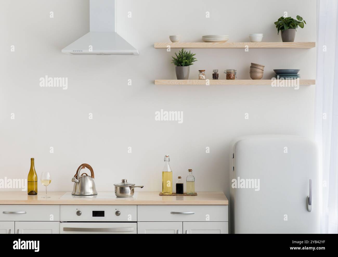 Moderne minimalistische weiße Küche im skandinavischen Stil, einfache, minimalistische Einrichtung Stockfoto