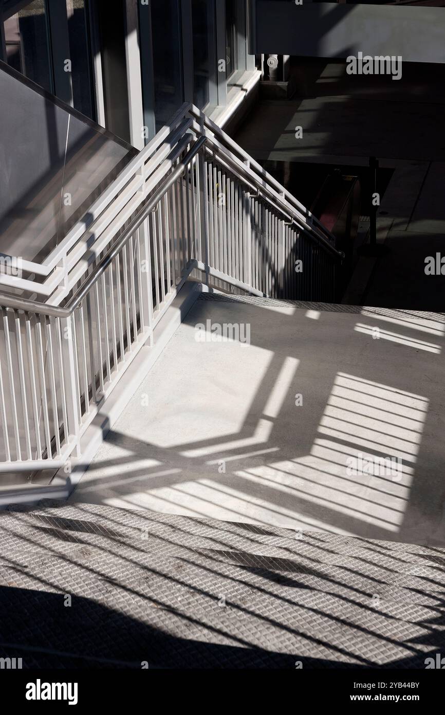 Licht und Schatten auf einer Treppe in einem Bahnhof. Stockfoto