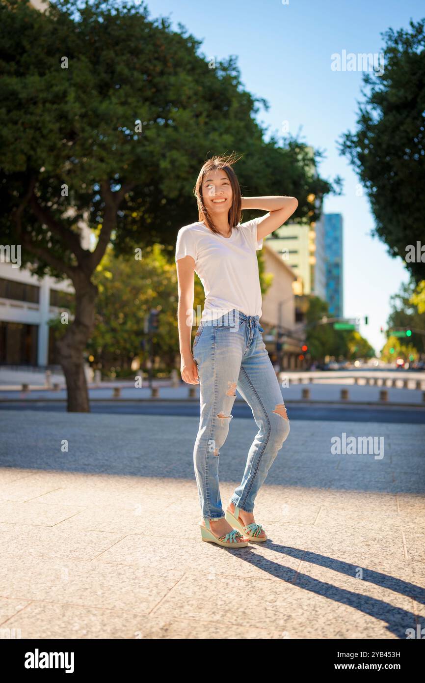 Wunderschönes Jeans-T-Shirt für junge asiatische Frau im Stadtzentrum von Plaza San Jose am Nachmittag sonnige Happy Stockfoto