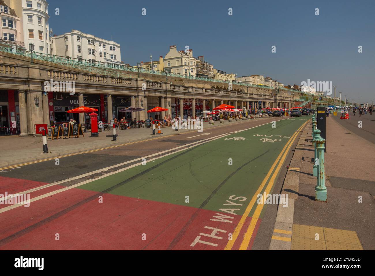 Marineparade Brighton an einem sonnigen Nachmittag Stockfoto