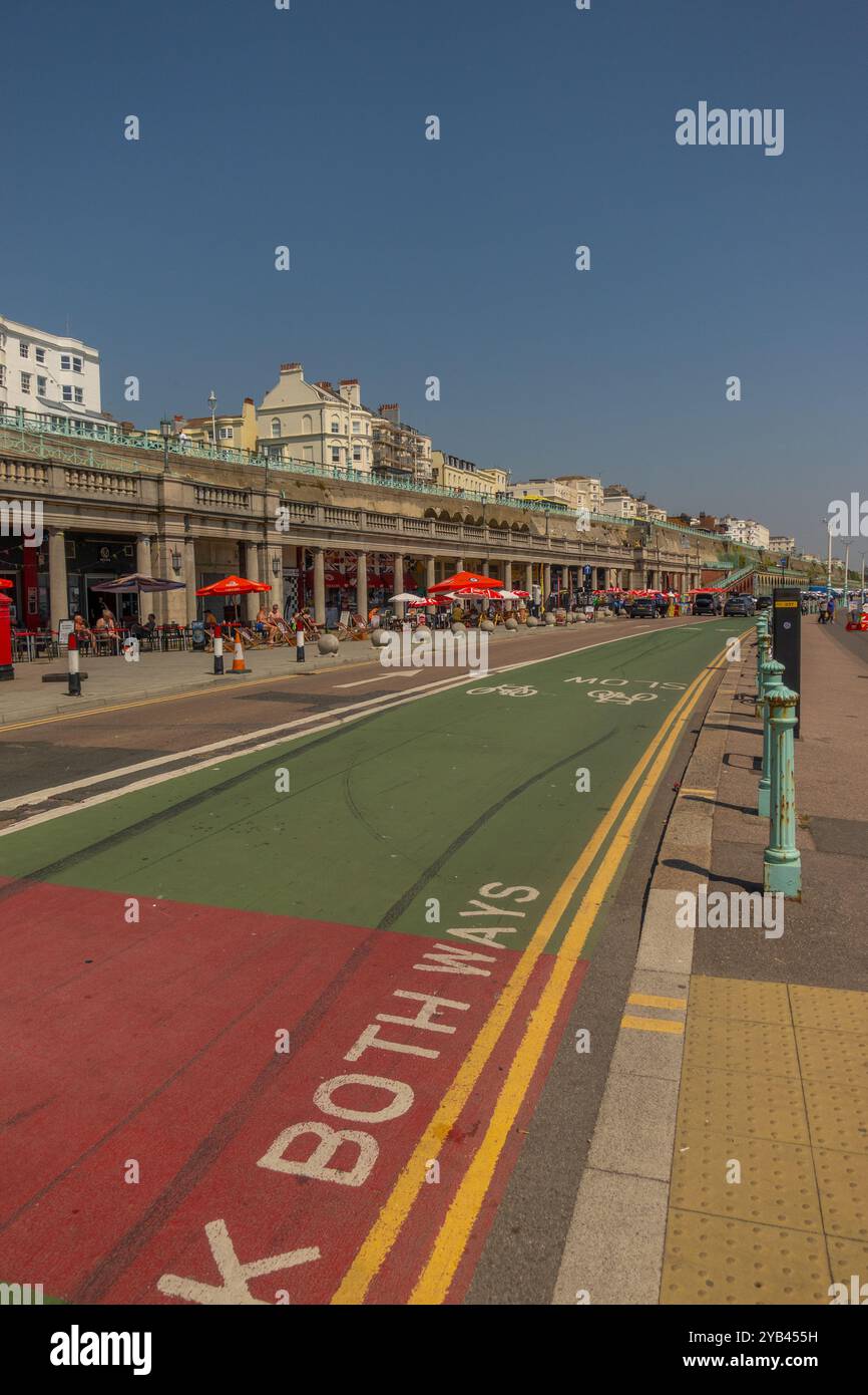 Marineparade Brighton an einem sonnigen Nachmittag Stockfoto