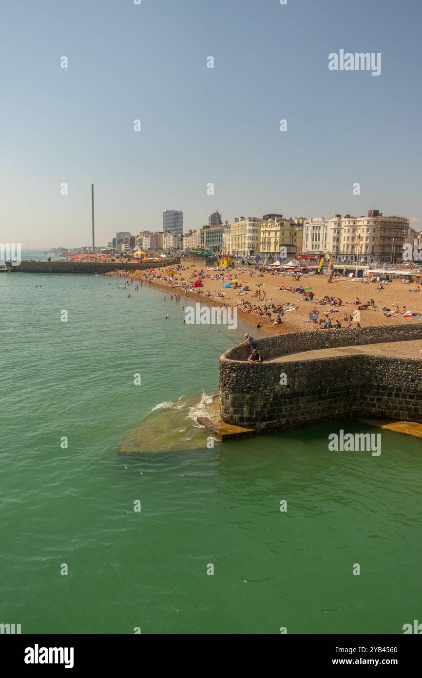 Der Strand von Brighton vom Palace Pier Stockfoto