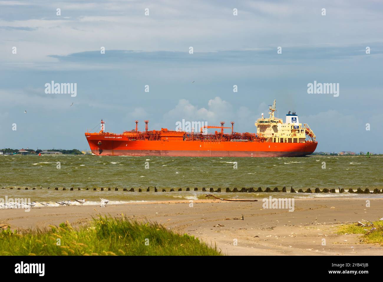 Texas City, Texas, USA – 17. Juni 2024: Frachter passieren den Rand des Texas City Deichs in Texas City Stockfoto