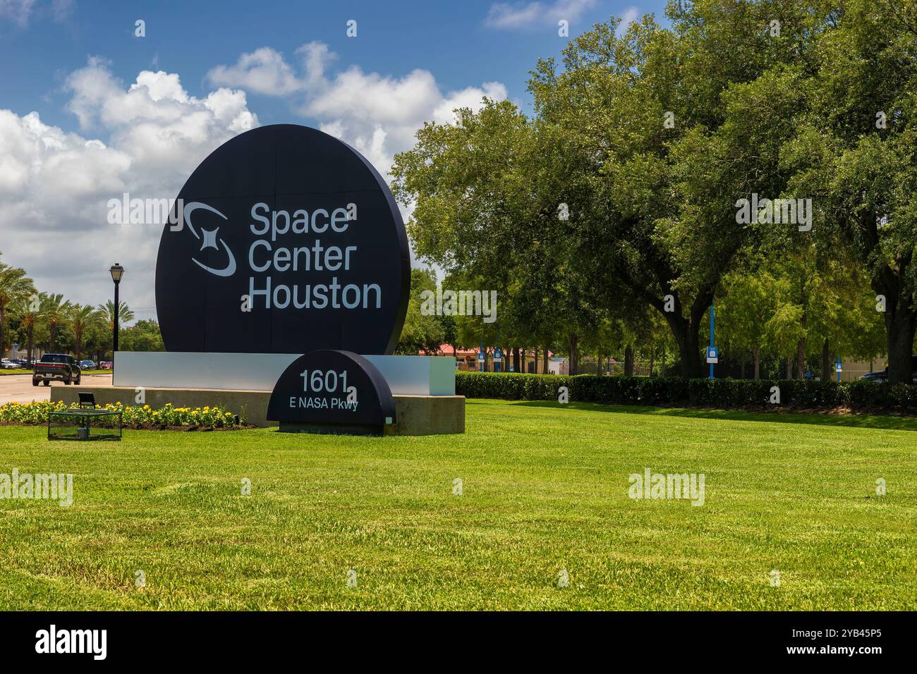 Houston, Texas, USA - 20. Juni 2024: Schild vor dem Houstion Space Center am E. NASA Parkway. Stockfoto