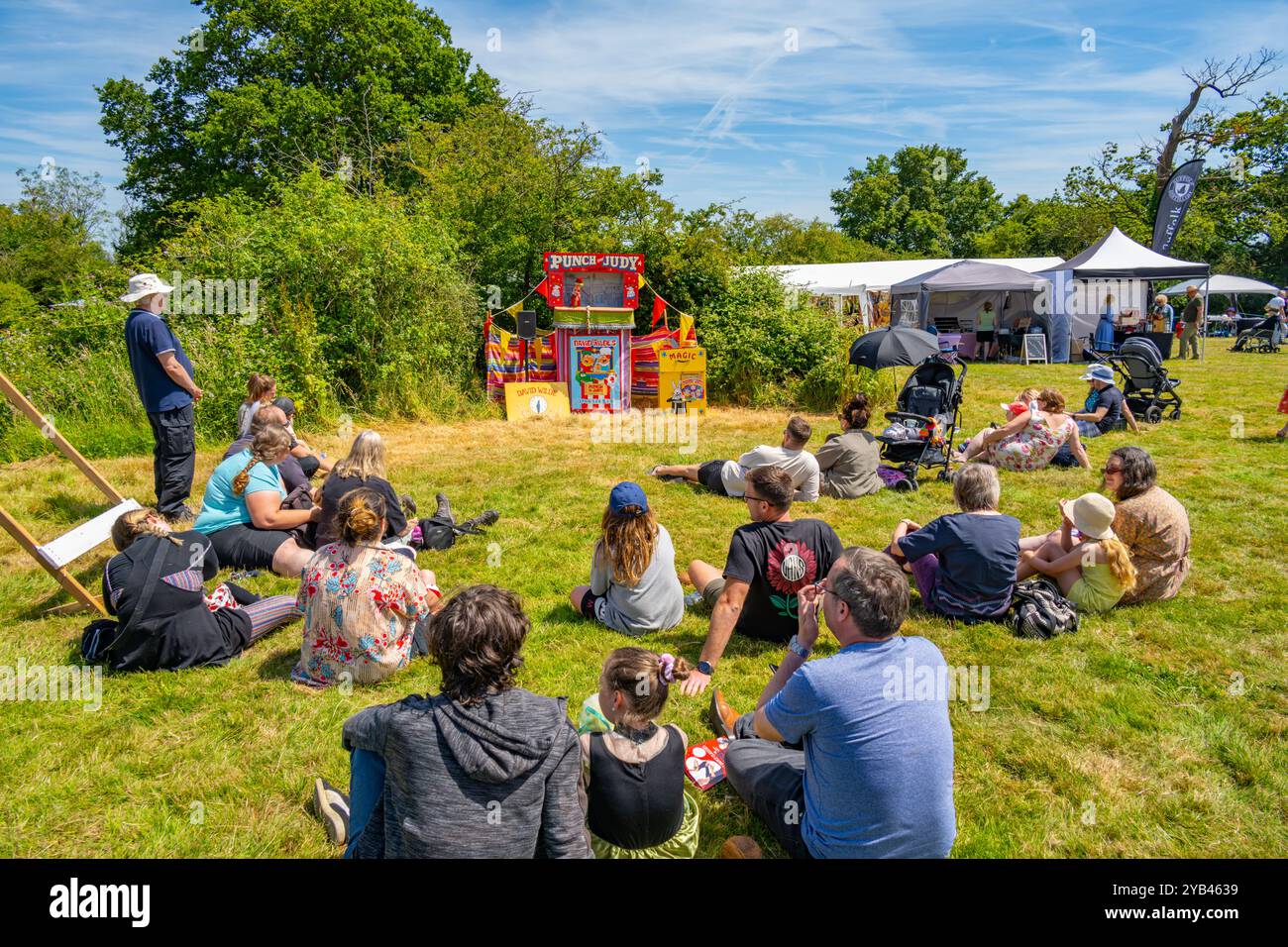 Punch und Judy Show im Dorf Fete Peldon Essex Stockfoto