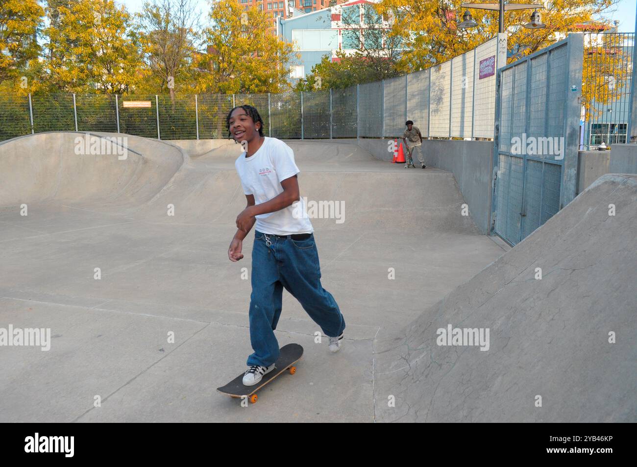 New York, USA. Oktober 2024. Ein junger Mann fährt Skateboard im Pier 62 Skatepark im Viertel Chelsea in Manhattan, New York City. (Credit Image: © Jimin Kim/SOPA Images via ZUMA Press Wire) NUR REDAKTIONELLE VERWENDUNG! Nicht für kommerzielle ZWECKE! Stockfoto