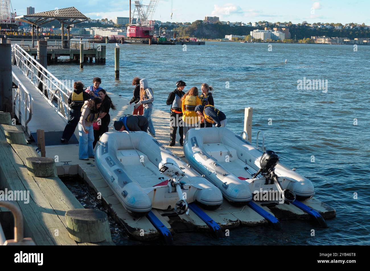 New York, USA. Oktober 2024. Menschen werden von Booten auf einem Pier auf dem Hudson River in Manhattan, New York City, gesehen. (Credit Image: © Jimin Kim/SOPA Images via ZUMA Press Wire) NUR REDAKTIONELLE VERWENDUNG! Nicht für kommerzielle ZWECKE! Stockfoto