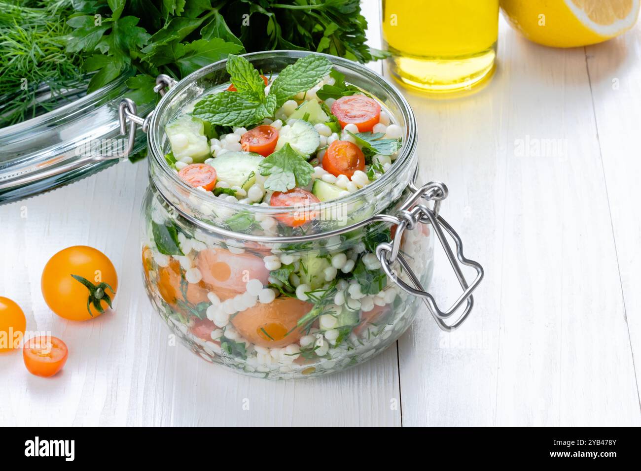 Tabbouleh Salat nationale traditionelle Speisen im Nahen Osten. Gesundes vegetarisches Essen. Muslimische Familienessen, Ramadan, iftar. Arabische Küche. Seitenansicht. Stockfoto